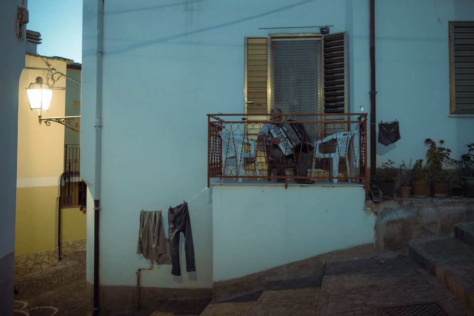 A Carfizzi in Calabria il maestro Antonio suona la fisarmonica fotografia di Dino Maglie