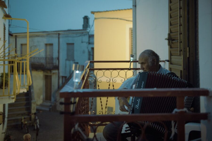 A Carfizzi in Calabria il maestro Antonio suona la fisarmonica fotografia di Dino Maglie