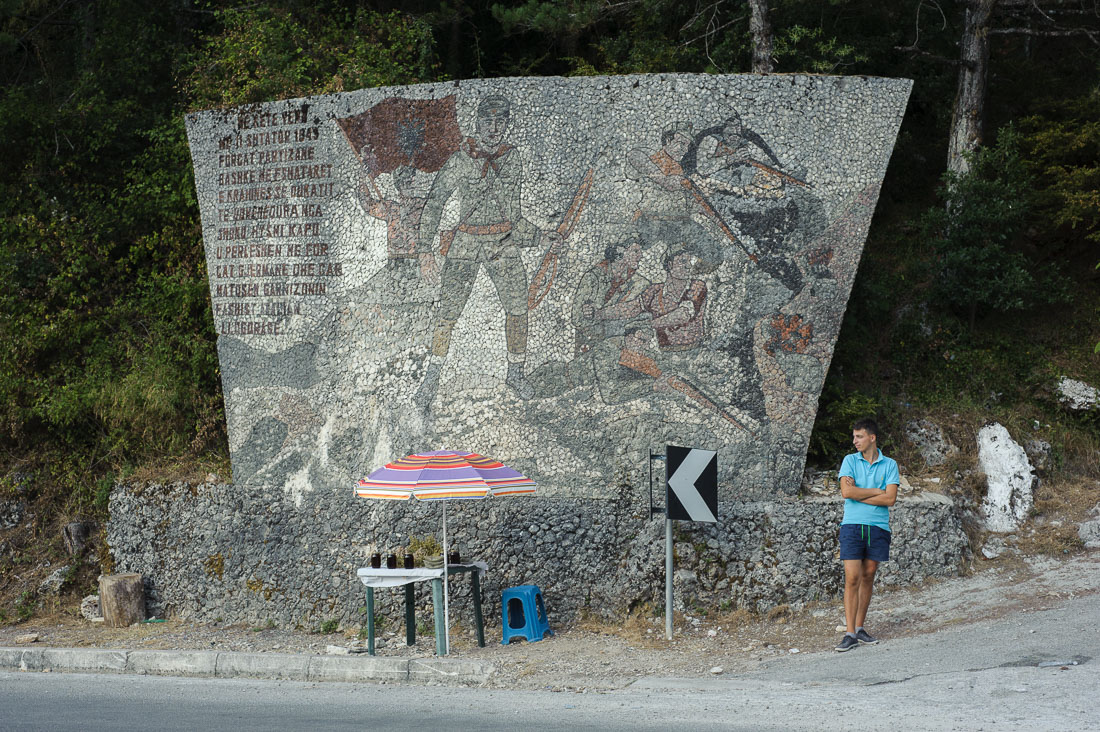 Mosaico sulla SH8, Albania | foto di Dino Maglie