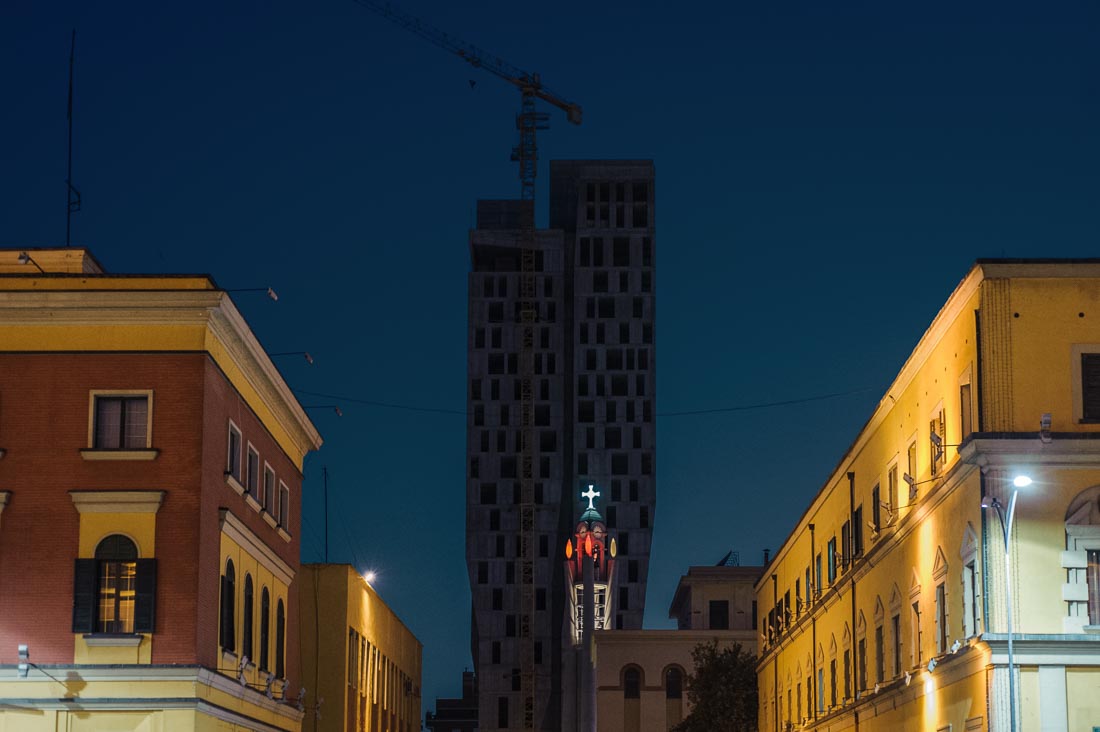 Tirana d notte, Albania | foto di Dino Maglie