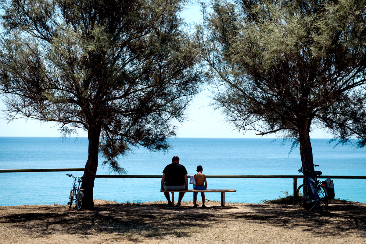 Un uomo e un bambino guardano il mare - foto di Dino Maglie