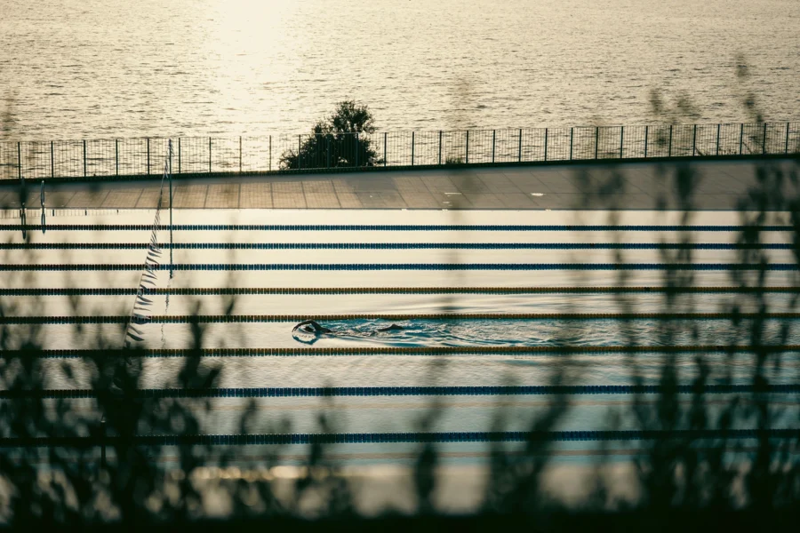 Una foto della piscina esterna dello Stadio del Nuoto Torre D'Ayala di Taranto, scattata dal fotografo Dino Maglie durante i XX Giochi del Mediterraneo